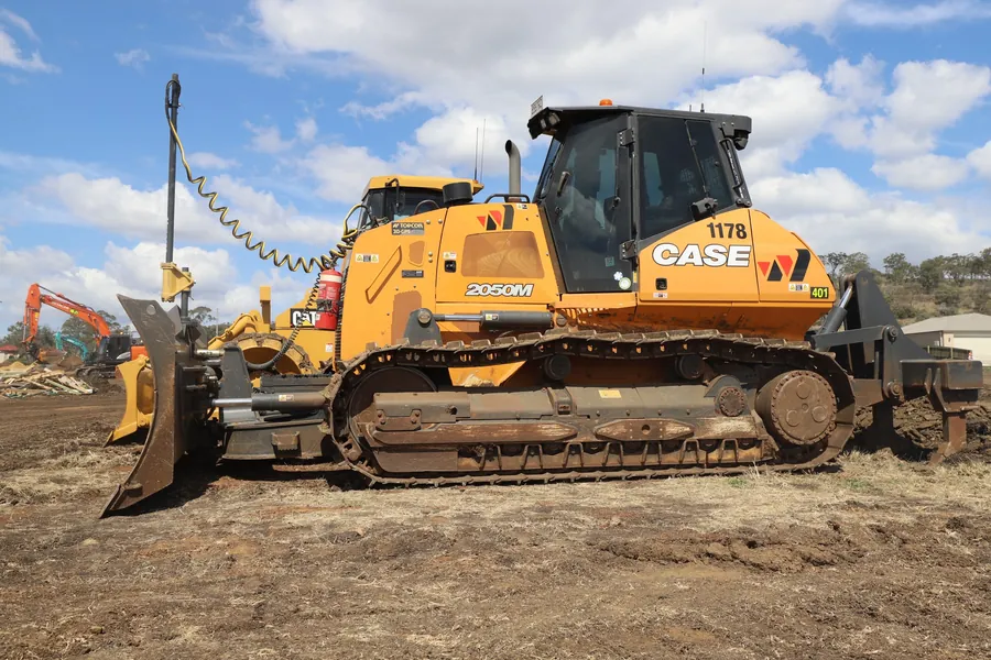 Bulldozer for earthmoving work