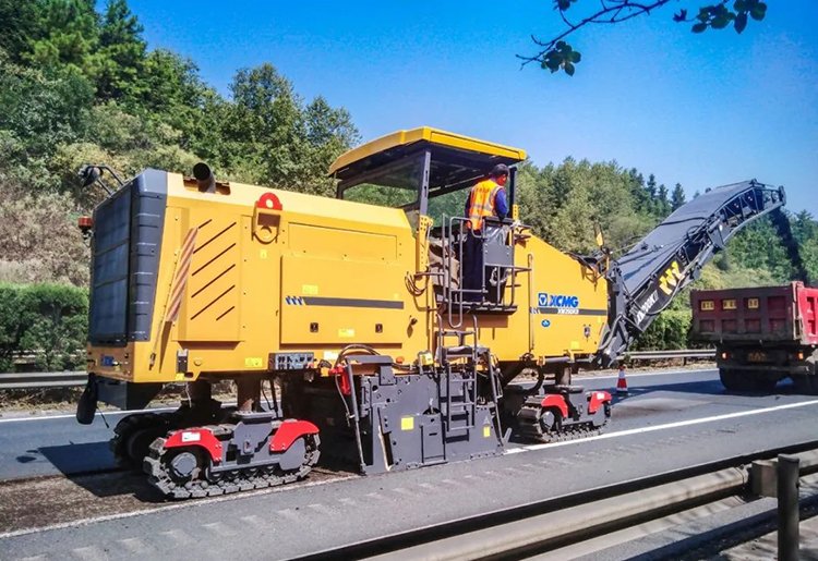 Road construction equipment such as a motor grader